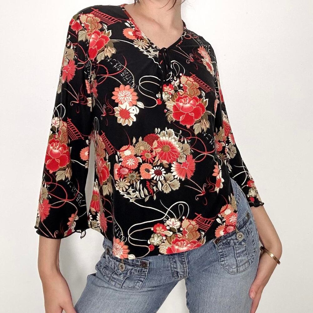 Super cute 90s jkla black floral top